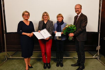 Dr. Petra Lewey (2. von links) bei der Preisverleihung gemeinsam mit Staatsministerin Barbara Klepsch (links)