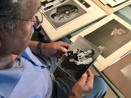 Alexander Pechstein zeigt ein Foto mit seinem Großvater Max und sich als Kind